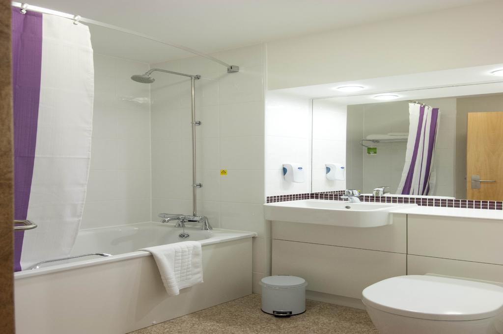 Premier Inn Ashford Central الغرفة الصورة